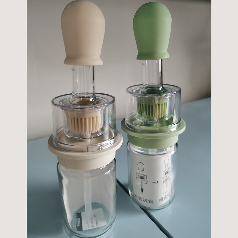 Alyvos stiklinis buteliukas su silikoniniu šepetėliu.