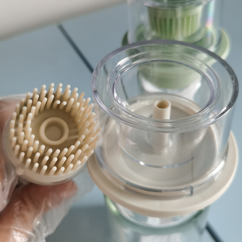 Alyvos stiklinis buteliukas su silikoniniu šepetėliu.