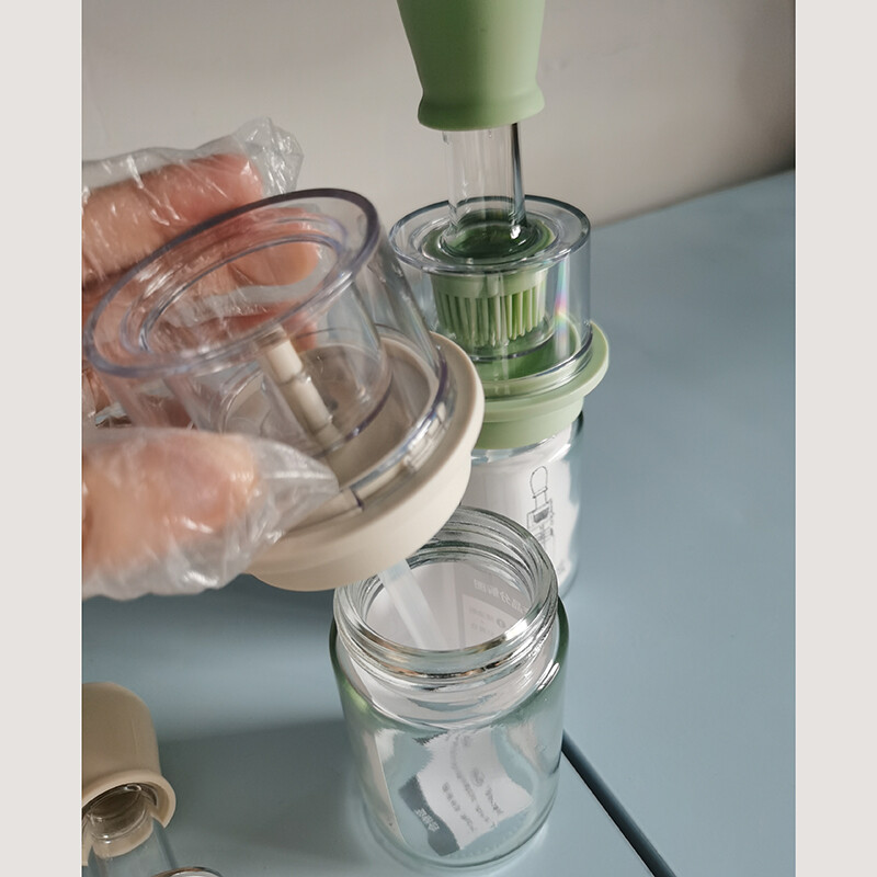 Alyvos stiklinis buteliukas su silikoniniu šepetėliu.