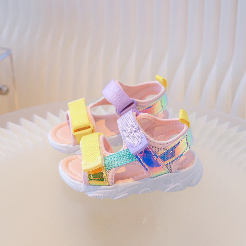 2024 Корейски сандали за момичета в нов стил летни детски универсални цветни плажни обувки малки момиченца с отворени пръсти бебешки обувки модерни