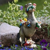 Aedinosaurus, kes sööb päkapikukujusid väljas, naljakad vaigust kujukesed, skulptuuridekoratsioon aiaõuele, muruõue kaunistus, 1tk