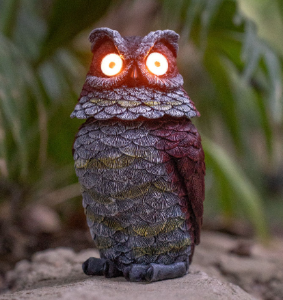 Owl Decoy Lifelike Fake Owl Scarecrow με μάτια που αναβοσβήνουν και τρομακτικό ήχο.