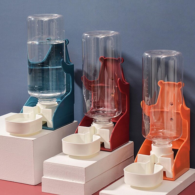 Naminių gyvūnėlių pakabinimo automatinis vandens fontanas gali būti pakabintas naminių gyvūnėlių narve, tinkamas žiurkėnams, triušiams, paukščiams ir tt, kad būtų išvengta išvirtimo