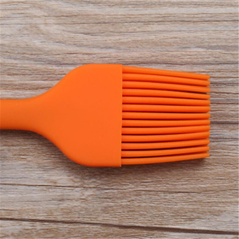 Atsitiktinių spalvų kepsninės silikoninis aliejaus šepetėlis ant grotelių kepsninių sausainių Virtuvės kepimo šepetėlis su rankena, skirtas BBQ virtuvės priedams