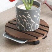 Tänu sellele tugevate rataste ja karboniseeritud puidust alusele potialusele saate oma potitaimed hõlpsalt teisaldada