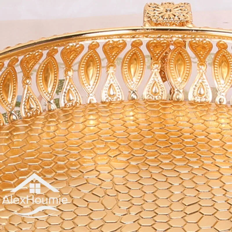 Retrostiilis kuldne serveerimisalus, puu-suupiste magustoit, kommide hoiutaldrikud, taldrikud kodubaari jaoks peokohv, pulmakaunistus