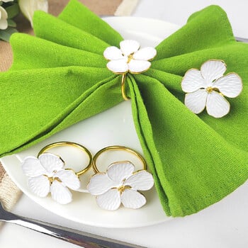 4PCS White Plum Blossom Пръстени за салфетки Държач Метални видове цветя Аксесоари за хотелски партита Празник Сватба Трапезна маса Декорация