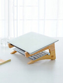 Kollane puidust sülearvuti hoiualus koos kõrgendatud vertikaalselt seisva rippuva lauaarvuti jahutusalusega