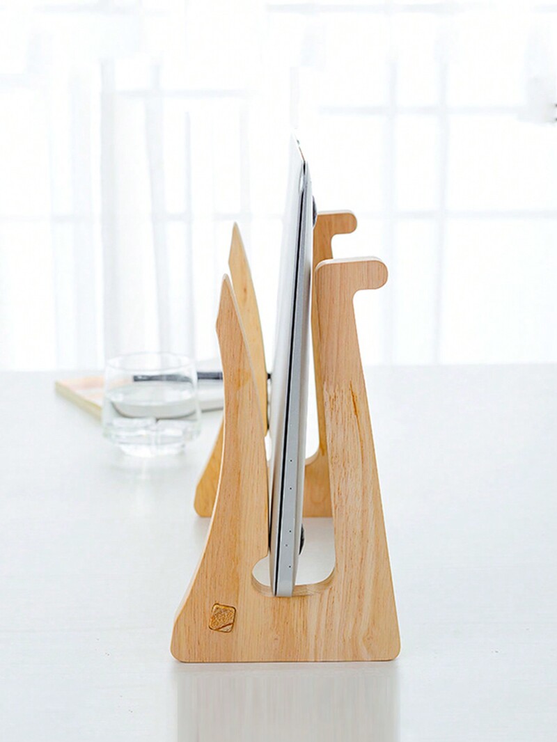 Kollane puidust sülearvuti hoiualus koos kõrgendatud vertikaalselt seisva rippuva lauaarvuti jahutusalusega