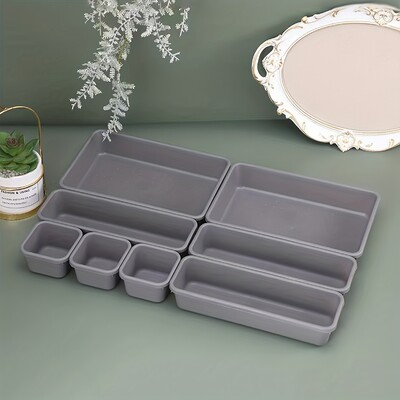 8-osalisi ülikonna erinevaid sahtlivahesid saab vabalt kombineerida kaheksa kosmeetikakomplekti hoiu- ja viimistluskarbiga