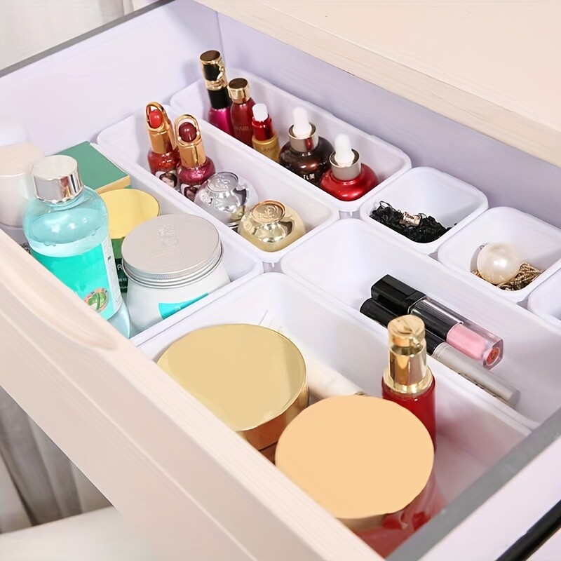 8-osalisi ülikonna erinevaid sahtlivahesid saab vabalt kombineerida kaheksa kosmeetikakomplekti hoiu- ja viimistluskarbiga