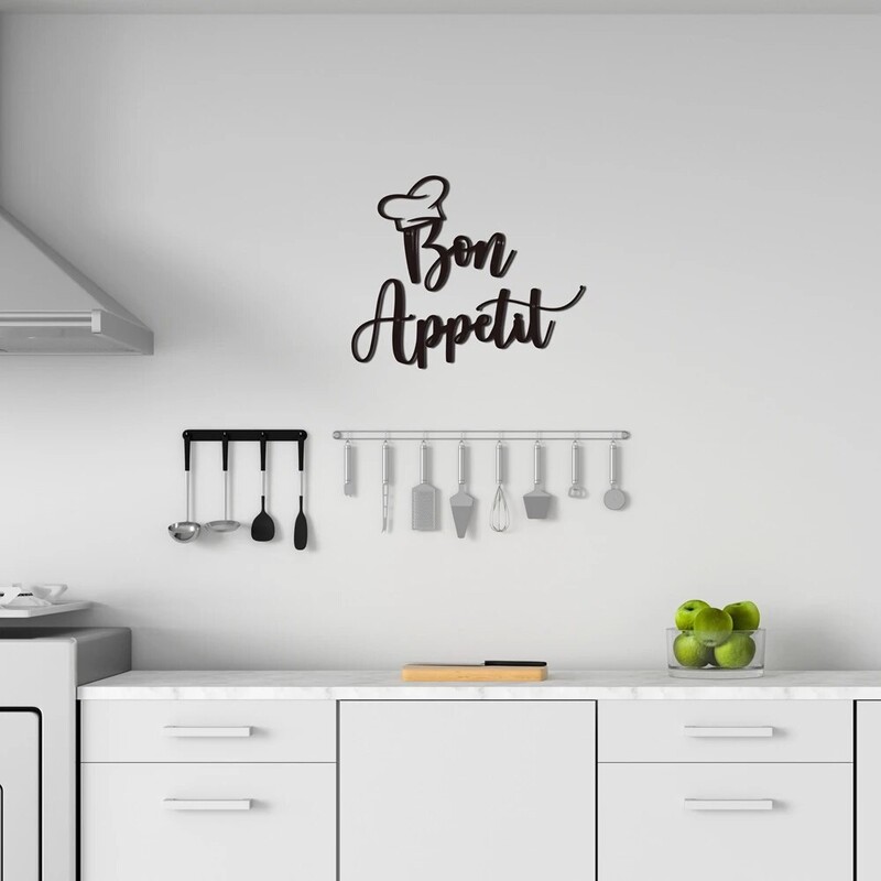 Prantsuskeelne tekst head isu Rauast karkassiga seinaripp köögitoa sisekujunduseks Metallist kokamärk