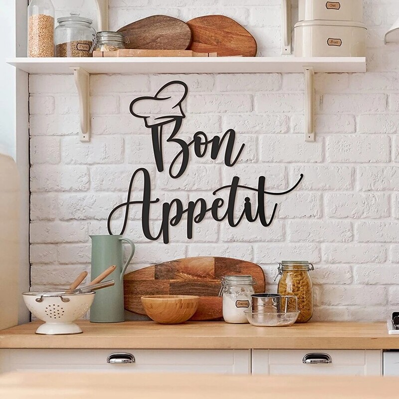 Prantsuskeelne tekst head isu Rauast karkassiga seinaripp köögitoa sisekujunduseks Metallist kokamärk