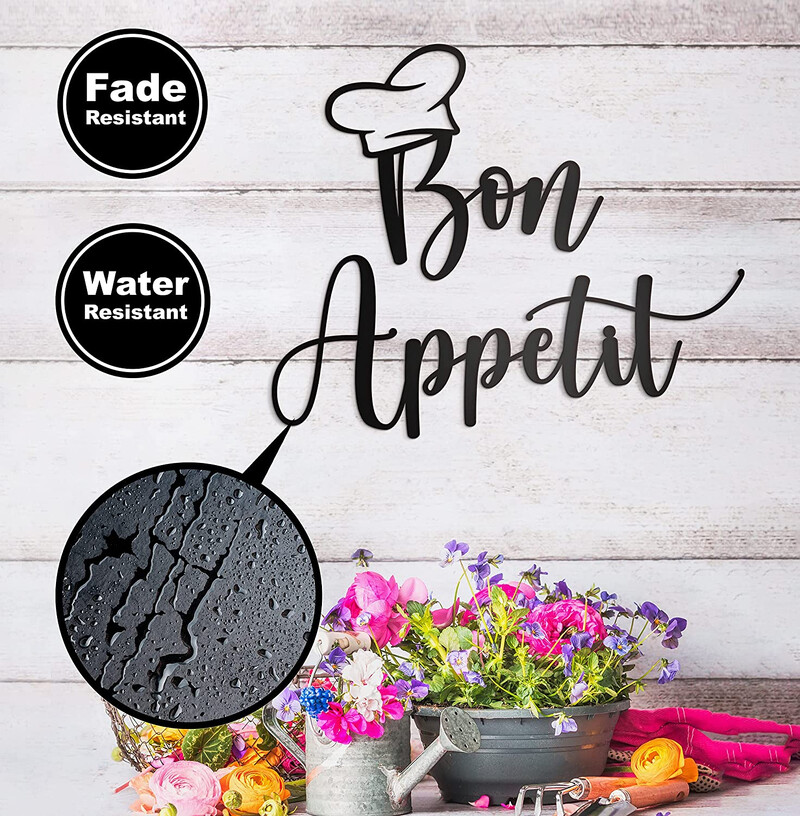 Prantsuskeelne tekst head isu Rauast karkassiga seinaripp köögitoa sisekujunduseks Metallist kokamärk