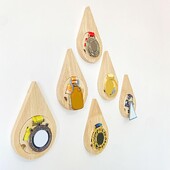 Βάση μετάλλιου Ομαλή άκρη Ξύλινη Οθόνη Μεταλλίων Stand Water Σχήμα σταγόνας Εξαγωνική βάση επίδειξης μεταλλίων