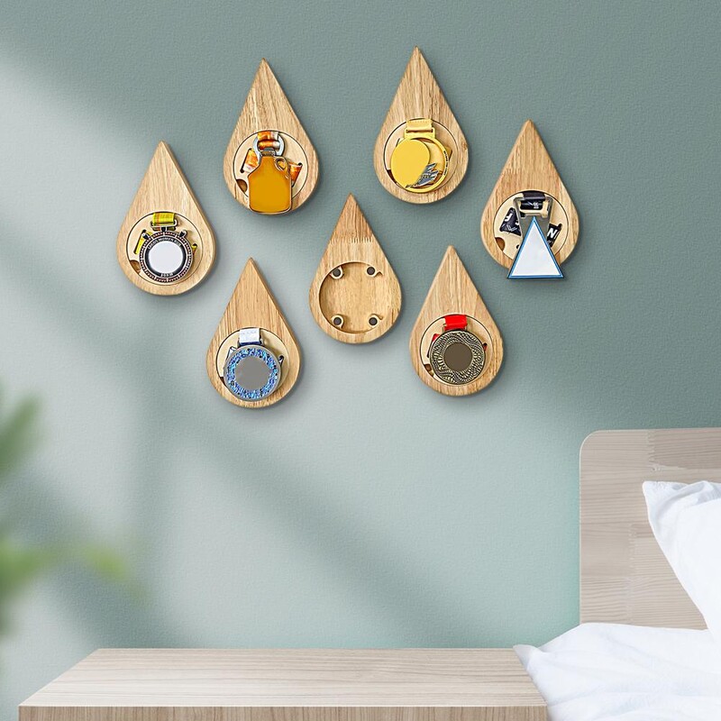 Βάση μετάλλιου Ομαλή άκρη Ξύλινη Οθόνη Μεταλλίων Stand Water Σχήμα σταγόνας Εξαγωνική βάση επίδειξης μεταλλίων