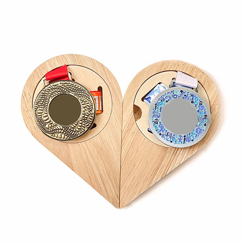 Βάση μετάλλιου Ομαλή άκρη Ξύλινη Οθόνη Μεταλλίων Stand Water Σχήμα σταγόνας Εξαγωνική βάση επίδειξης μεταλλίων