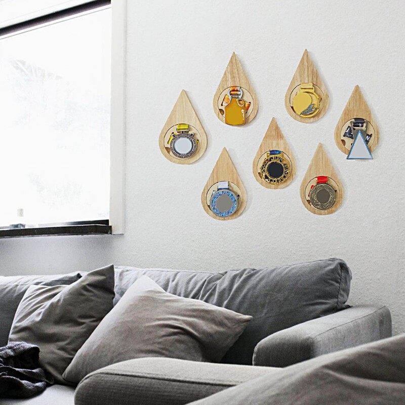 Βάση μετάλλιου Ομαλή άκρη Ξύλινη Οθόνη Μεταλλίων Stand Water Σχήμα σταγόνας Εξαγωνική βάση επίδειξης μεταλλίων