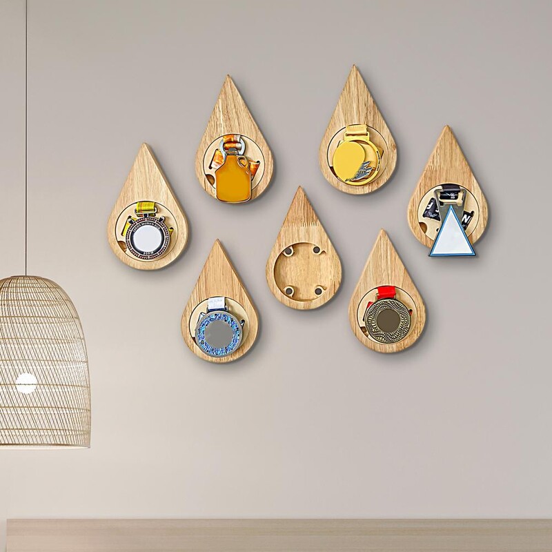 Βάση μετάλλιου Ομαλή άκρη Ξύλινη Οθόνη Μεταλλίων Stand Water Σχήμα σταγόνας Εξαγωνική βάση επίδειξης μεταλλίων