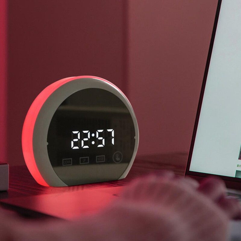 Mitme seadmega laaditav äratuskell Multifunktsionaalne LED-äratuskell valguse ekraaniga, ümmargune peegelpind õpilastele