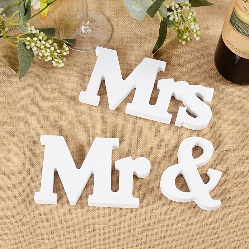 Härra ja proua sildid pulmalauale, valged puidust härra ja proua sildid kullakeste lauale, fotorekvisiidid pulmakaunistused