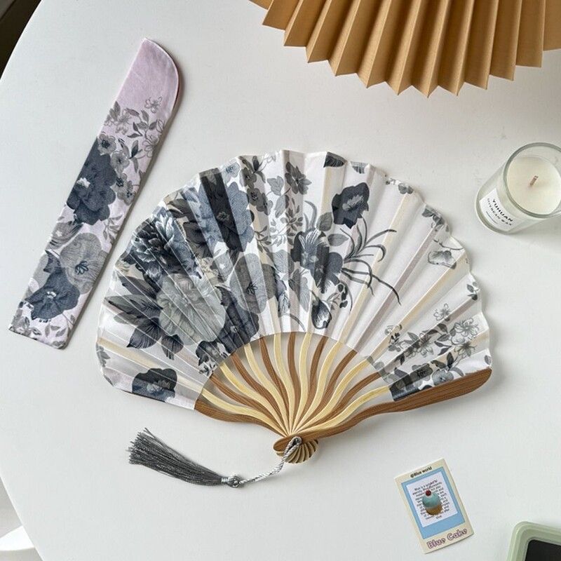 Kaasaskantav käsitsi volditav ventilaator Uus hiina stiilis tantsurekvisiit Retro Shell-fänn, naine, mees, bambusest puidust siidist lillega kokkupandav ventilaator