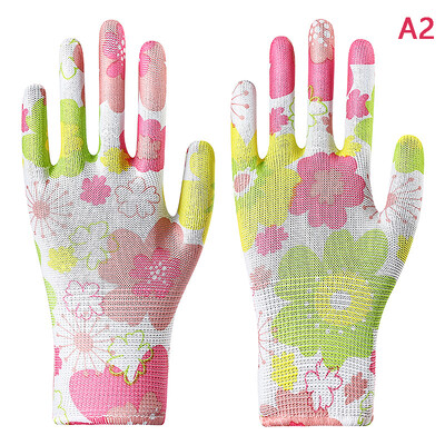 1paar naiste aiakindaid, trükitud roosa polüesterroosa lateks, töötamiseks mõeldud libisemiskindlad kaitsekindad mehaanika ehitustööriistadele