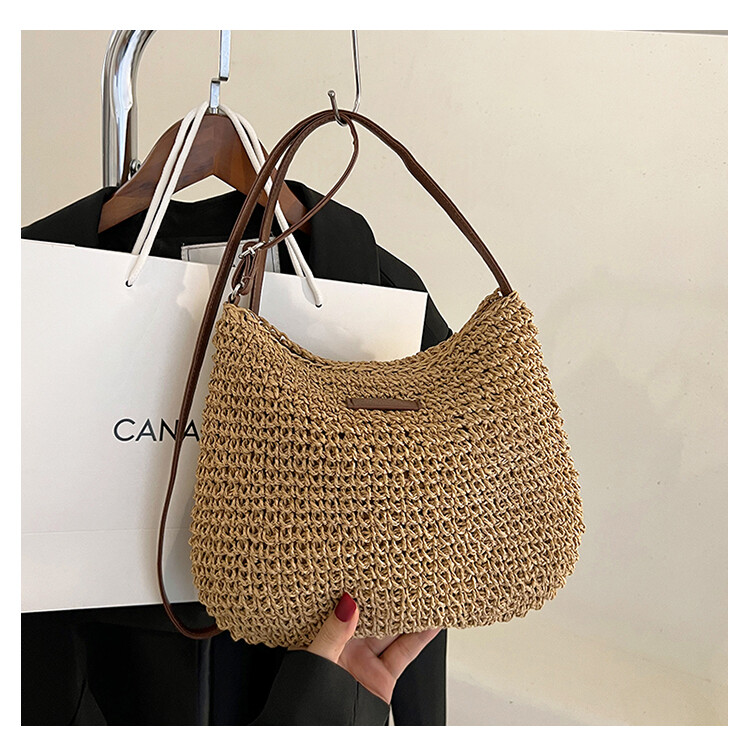 Korištenje ljetne torbe, jednostavne i moderne, prikladne za izlazak u kupovinu i izlaske.