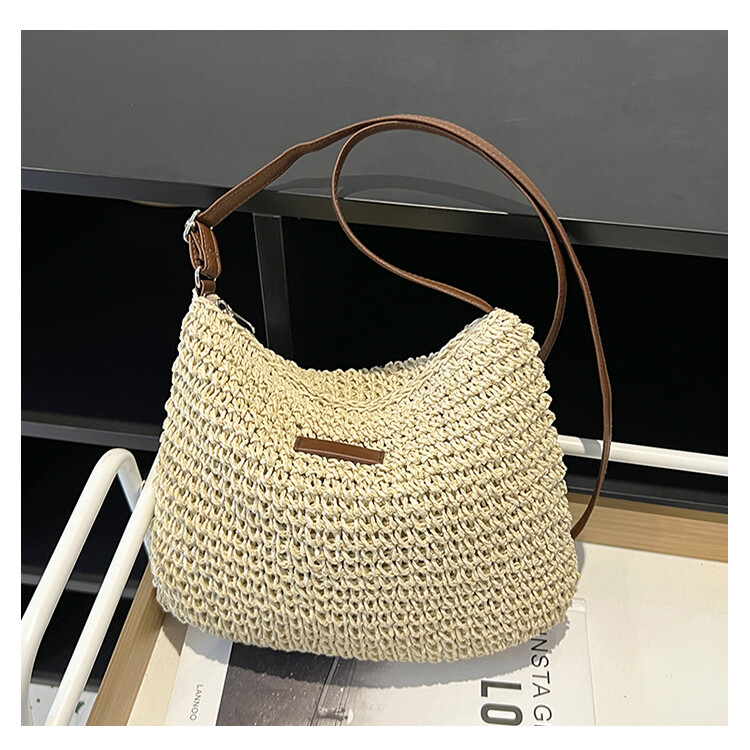 Korištenje ljetne torbe, jednostavne i moderne, prikladne za izlazak u kupovinu i izlaske.