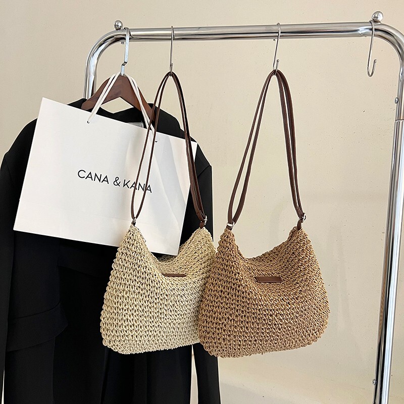 Korištenje ljetne torbe, jednostavne i moderne, prikladne za izlazak u kupovinu i izlaske.