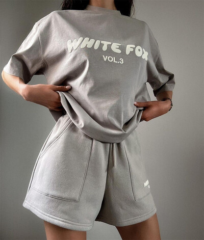 Νέο καλοκαιρινό γυναικείο σετ 2 τεμαχίων με κουκούλα με μοντέρνα σπορ λογότυπα, κοντομάνικα σετ πουλόβερ με στάμπα πουλόβερ