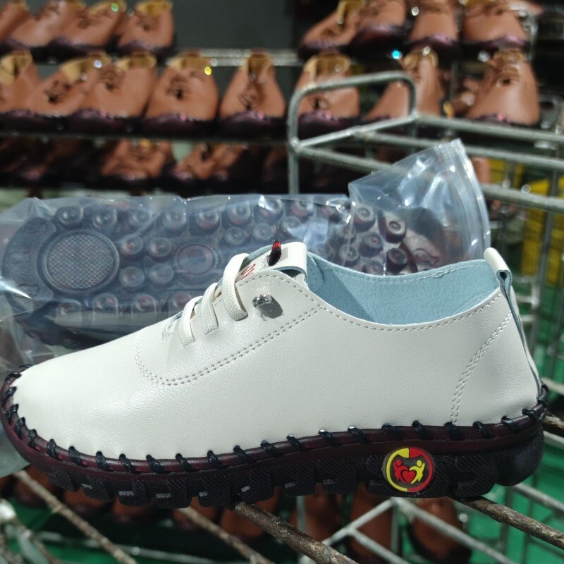 Red Wine Star Shoes National Tide Designi ühiskaubamärgiga lauajalatsid 2023 Uued naiste kingad sada kõrgendava paksu põhjaga