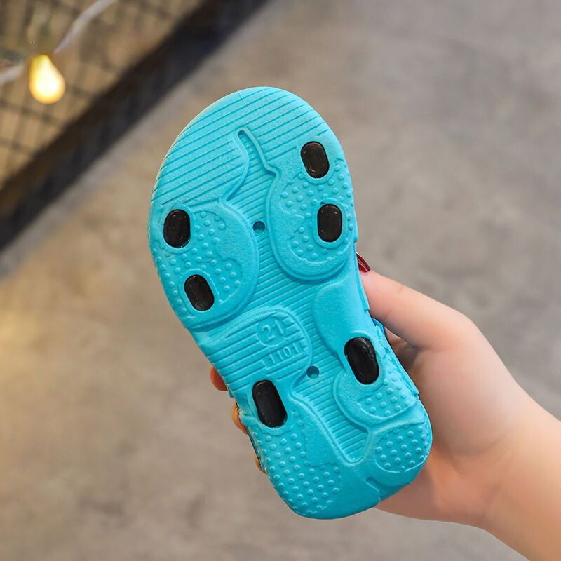 Berniukų basutės nuo 1 iki 12 metų minkštu padu neslystančios sandalai animaciniai apatiniai drabužiai maži ir vidutinio dydžio vaikiški paplūdimio sandalai