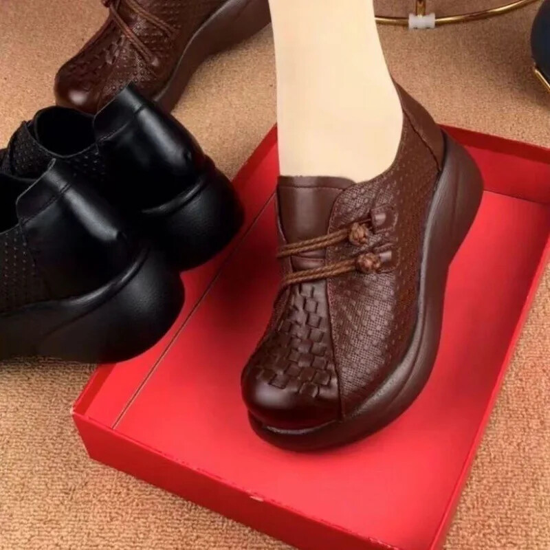 Vintage ümmarguse peaga pehmest nahast tasapinnalised naiste kevadkingad Kerged, mugavad paksu põhjaga jalatsid keskmise vanusega emadele