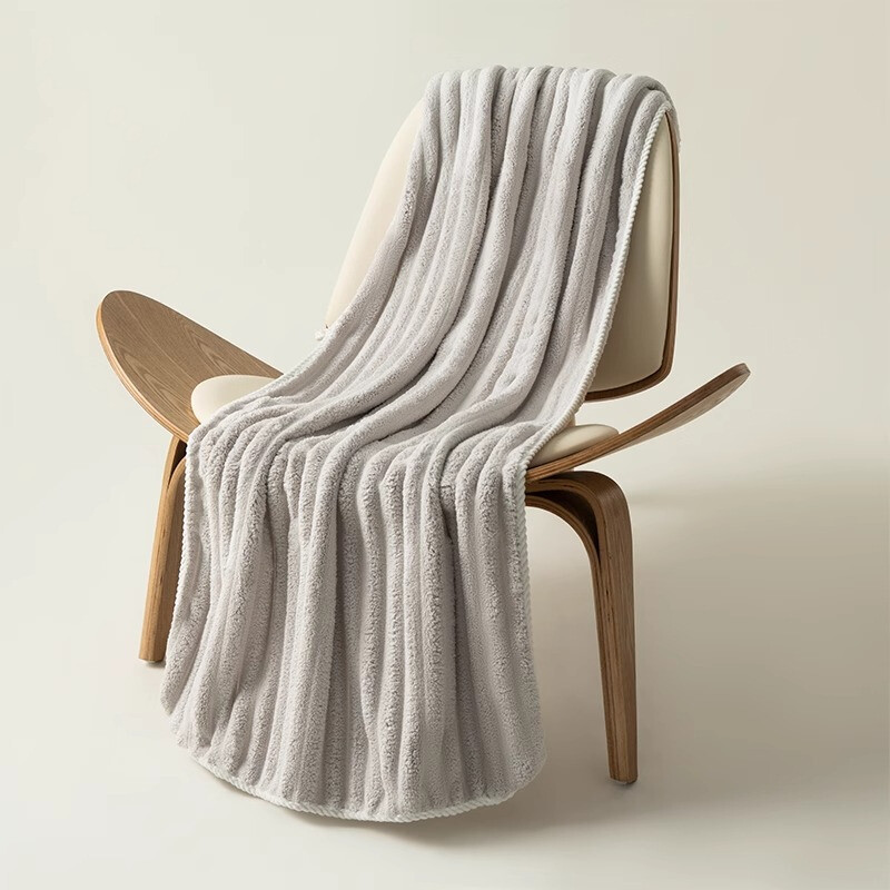 Vannirätik ülipehme kiiresti kuivav korallifliisist rätik kommitriipudega, mis sobib ideaalselt sooja hoidmiseks ja vee imamiseks