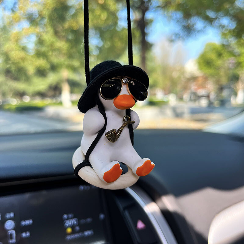 Decorare interioară a mașinii de rață anime drăguță rață leagăn din gips cu ochelari de țeavă pandantiv pentru oglindă retrovizoare pentru accesorii auto