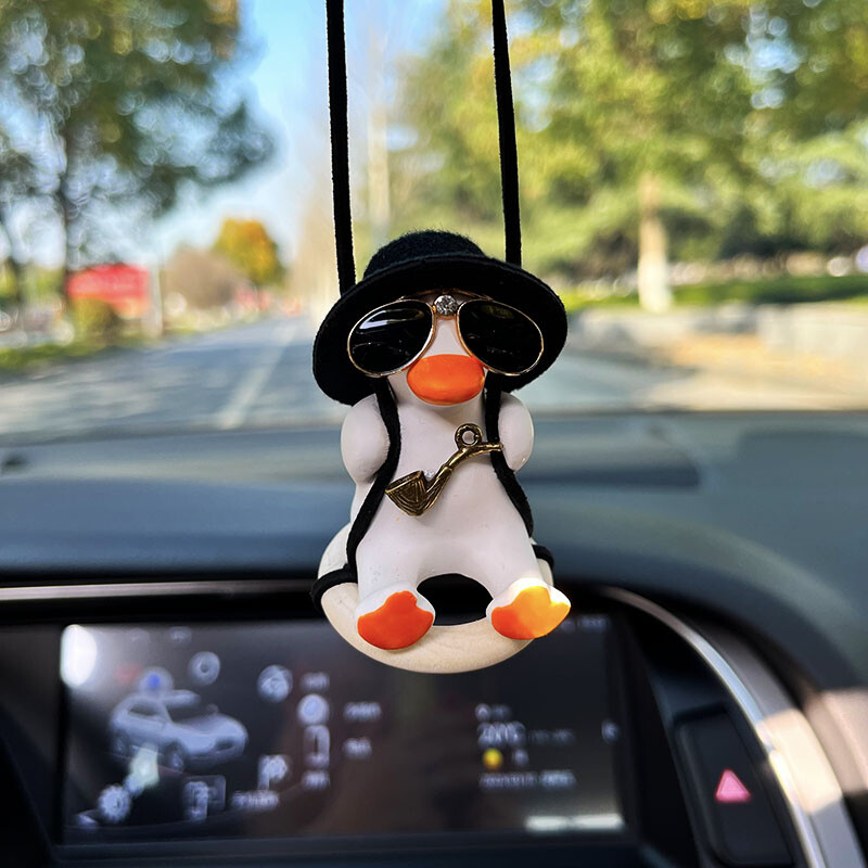 Decorare interioară a mașinii de rață anime drăguță rață leagăn din gips cu ochelari de țeavă pandantiv pentru oglindă retrovizoare pentru accesorii auto