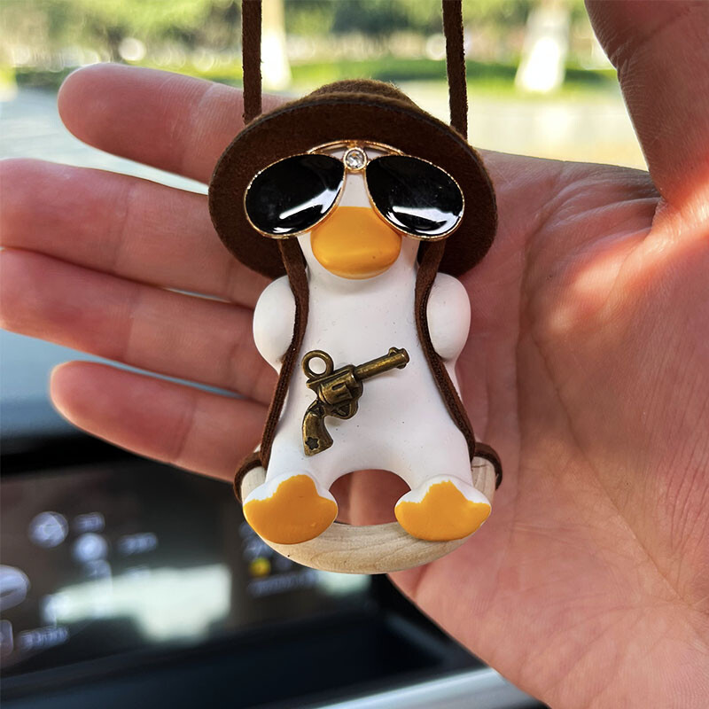 Decorare interioară a mașinii de rață anime drăguță rață leagăn din gips cu ochelari de țeavă pandantiv pentru oglindă retrovizoare pentru accesorii auto