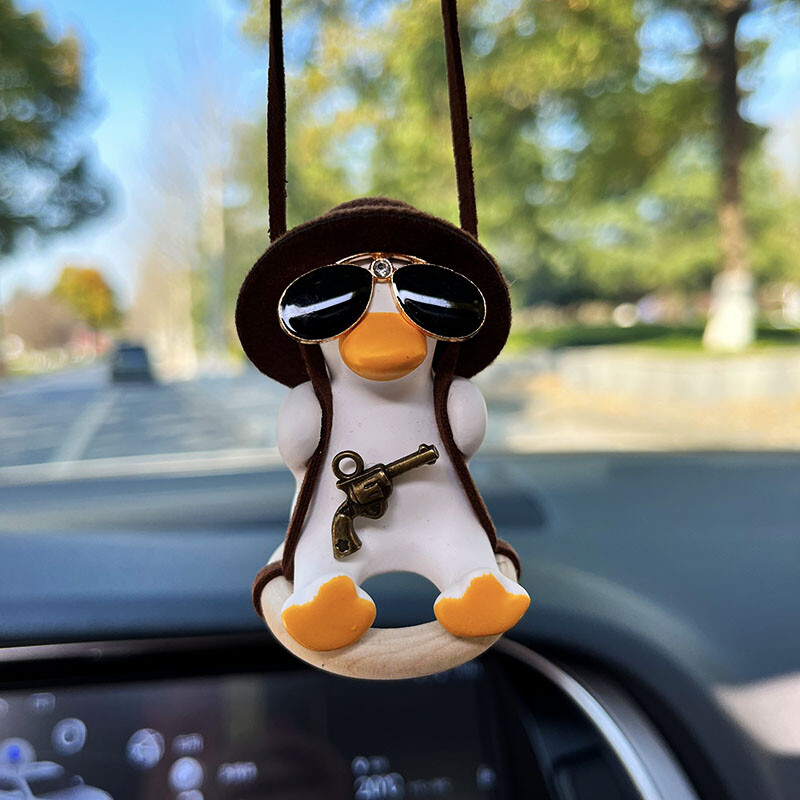 Decorare interioară a mașinii de rață anime drăguță rață leagăn din gips cu ochelari de țeavă pandantiv pentru oglindă retrovizoare pentru accesorii auto