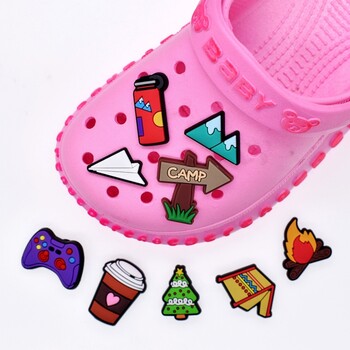 Hot Sale Γούρια παπουτσιών PVC για Crocs Αξεσουάρ Camping Badge Γυναικεία σανδάλια Πόρπη Παιδικές καρφίτσες Ανδρικές Διακόσμηση Τζιν Χριστουγεννιάτικο δώρο