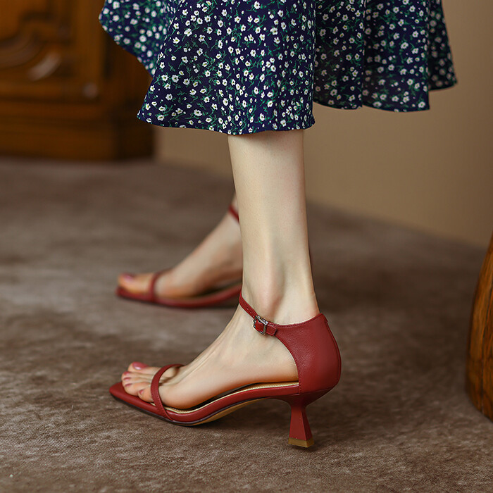 Naiste sandaalid 2022 Seksikas kandiline pearihm Kõrged kontsad Lihtsad jalanõud Vabaaja peopumbad Naiste moe suvi