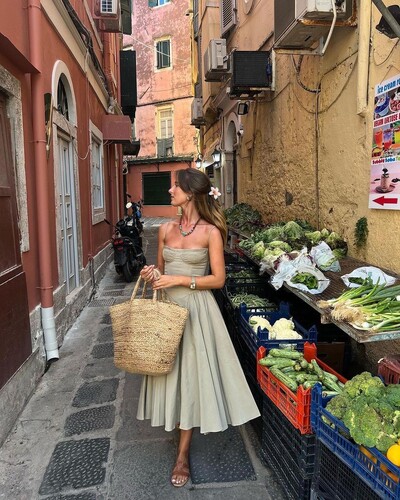 Suvised naiste rinnaga mähitud sling-kleit Seksikas õlgadest maha keeratud plisseeritud maksimantlid Uued naiste suvepuhkusepeo tänavarõivad