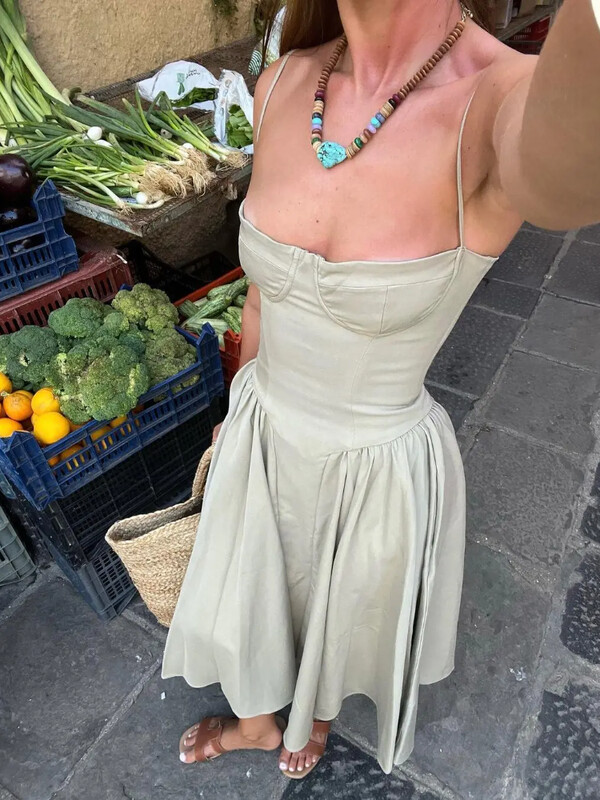 Suvised naiste rinnaga mähitud sling-kleit Seksikas õlgadest maha keeratud plisseeritud maksimantlid Uued naiste suvepuhkusepeo tänavarõivad