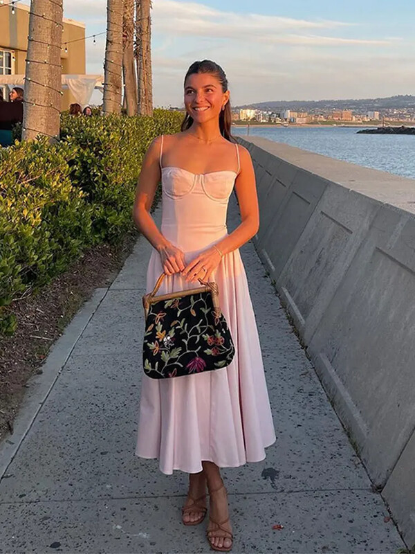 Suvised naiste rinnaga mähitud sling-kleit Seksikas õlgadest maha keeratud plisseeritud maksimantlid Uued naiste suvepuhkusepeo tänavarõivad