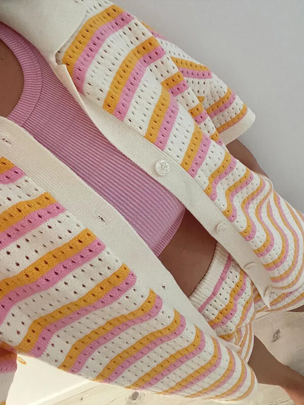 Tricot cu imprimeu în dungi pentru femei Seturi de 2 bucăți la modă, la un singur piept, mâneci scurte, cămașă, pantaloni scurți, costume de vară 2024, ținută ocazională vocație