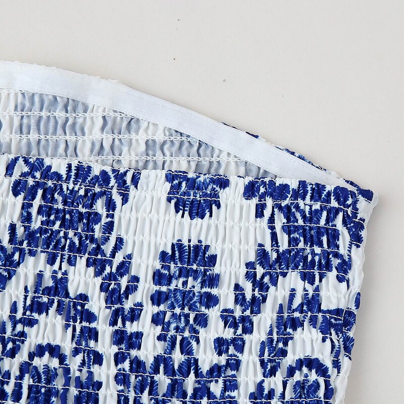 Trükitud lillelised kärbitud ülaosaga, rihveldatud rinnakorviga, õlakateta, volangiga põhjaga naiste suverõivad