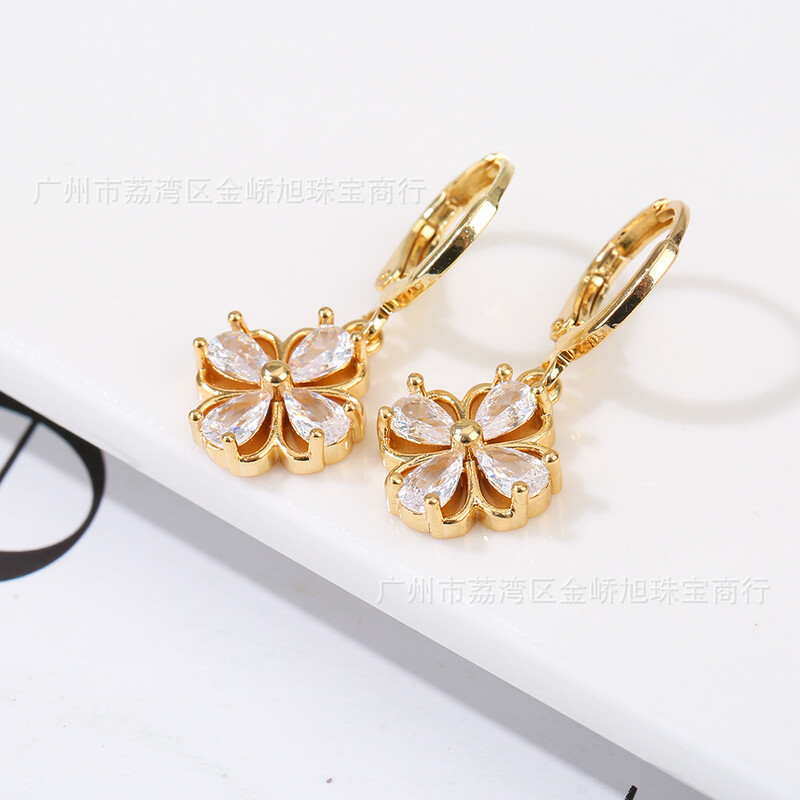 Neljaleheline ristikõieline naiste ehete komplekt Kõrvarõngad Kaelakee Isikupärastatud aksessuaarid Lihtne galvaniseeritud värvi säilitav tsirkoon 