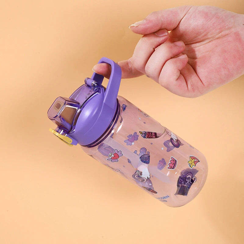 600 ml-es gyerekeknek szalma csésze vizes palackok Rajzfilm esésgátló vizes palack iskolába Hordozható műanyag vizespohár élelmiszer minőségű BPA mentes