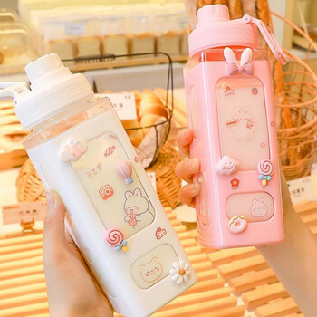 Бутилка за вода Kawaii Shaker със стикер от сламка Сладка без BPA 700 ml/900 ml пластмасова бутилка за чай, мляко, преносима бутилка за напитка Gourde за момиче