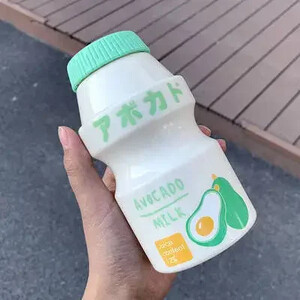 Sticlă de apă din plastic de iaurt de 450 ml cu curea Cutie drăguță Kawaii Tour Sticla de lapte pentru băut fructe Sticla portabilă rezistentă la scurgeri